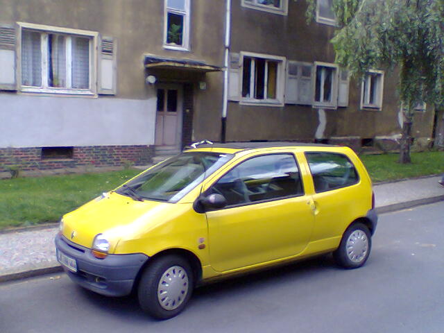 Nadine Watz' alter Renault Twingo im Jahr 2005 nach ihrem Umzug nach Magdeburg vor dem Haus ihrer alten WG.